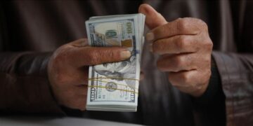 أسعار صرف الدولار تتخطى حاجز الـ155 ألف دينار عراقي