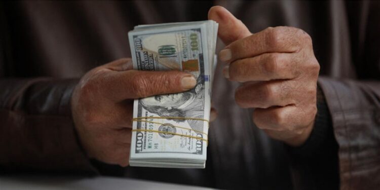 أسعار صرف الدولار تتخطى حاجز الـ155 ألف دينار عراقي