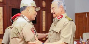رئيس أركان الجيش المصري يصل ليبيا لتنسيق الإغاثة الإنسانية