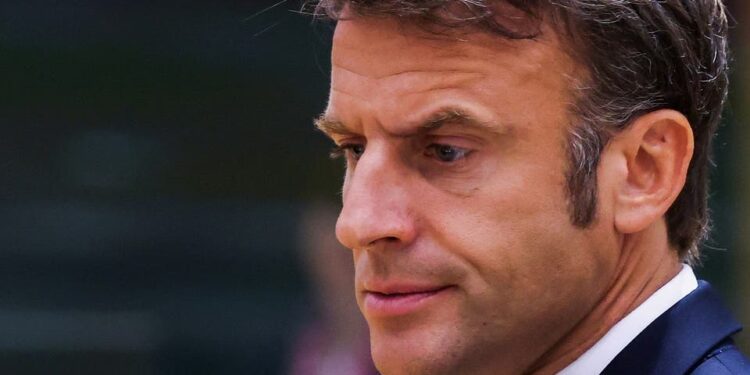 ماكرون: سفيرنا محتجز كرهينة بالنيجر.. وهذا طعامه