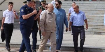 ماذا يفعل جنرال يوم القيامة بالجزائر.. صفقة أم تلميع صورة؟