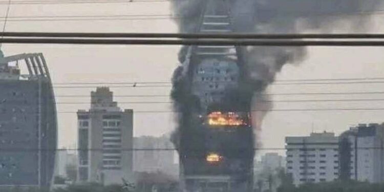 دخان كثيف يغطي السماء.. فيديو لاشتعال النيران بأبرز بنايات الخرطوم