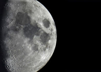دراسة جديدة تكشف “مصدرا جديدا للمياه” على سطح القمر