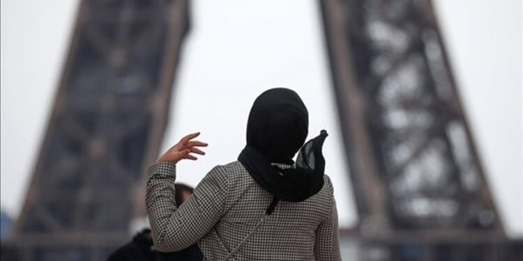 فرنسا.. مسلمة تتقدم بشكوى إلى الأمم المتحدة بعد طردها من مدرستها