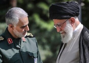 صورة “نادرة” لسليماني مع خامنئي في إيران.. لماذا تم نشرها بهذا التوقيت؟