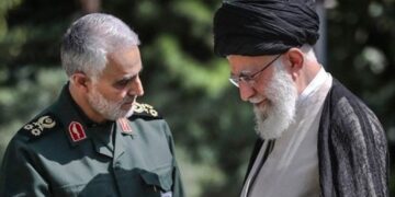 صورة “نادرة” لسليماني مع خامنئي في إيران.. لماذا تم نشرها بهذا التوقيت؟
