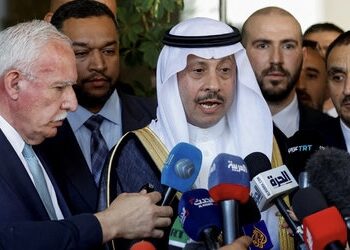 السفير السعودي غير المقيم بالأراضي الفلسطينية يقدم أوراق اعتماده ويعلّق بشأن “التطبيع”
