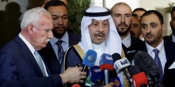 السفير السعودي غير المقيم بالأراضي الفلسطينية يقدم أوراق اعتماده ويعلّق بشأن “التطبيع”