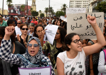العاهل المغربي يقرر “إعادة النظر” في مدونة الأسرة
