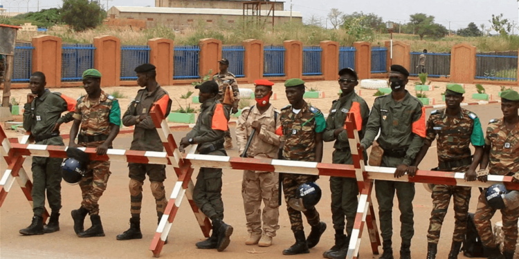 مقتل 12 جنديا في هجوم دام بالنيجر شنّه مئات المسلحين