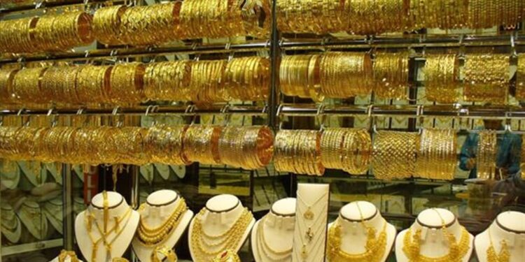 مخاوف ارتفاع الفائدة تهبط بأسعار الذهب