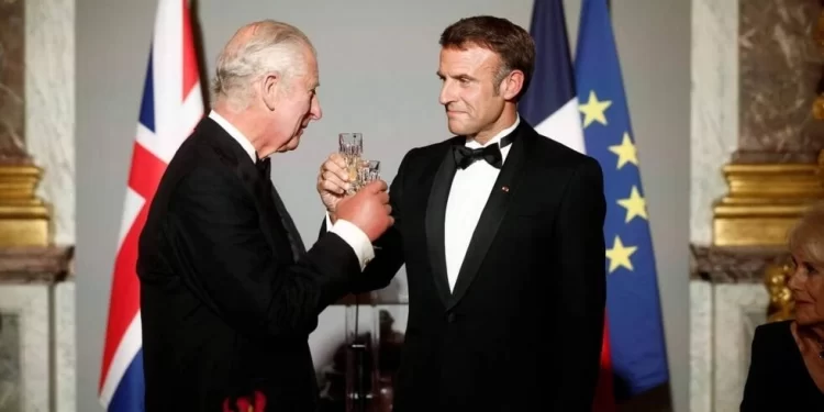 ماكرون وتشارلز يتبـــادلان الأنخاب