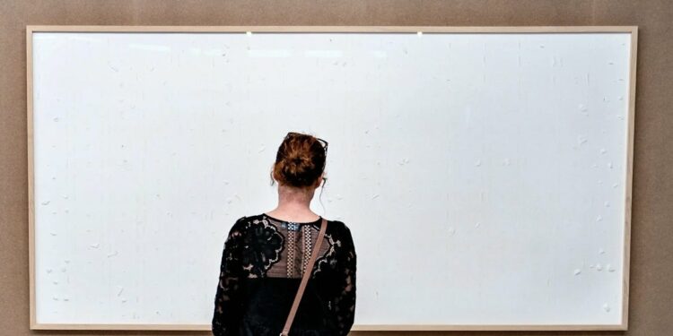 فنان دنماركي يواجه القضاء بسبب “لوحتين فارغتين” تلقى أموالاً من أجل رسمهما