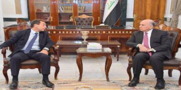 وزير الخارجيَّة يلتقي السفير الفرنسيّ