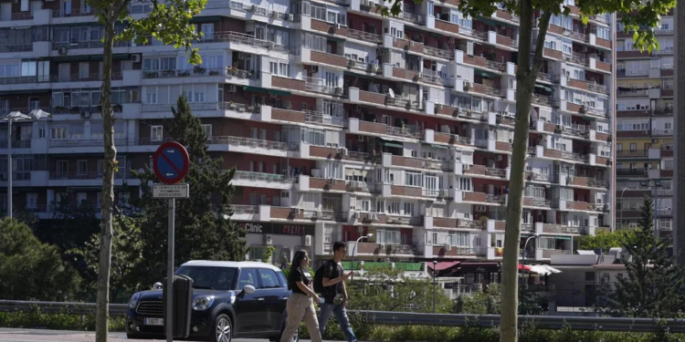 اسبانيا .. تردي الأوضاع الاقتصادية يـــدفع الشباب لــ “العيش مع والديهم”