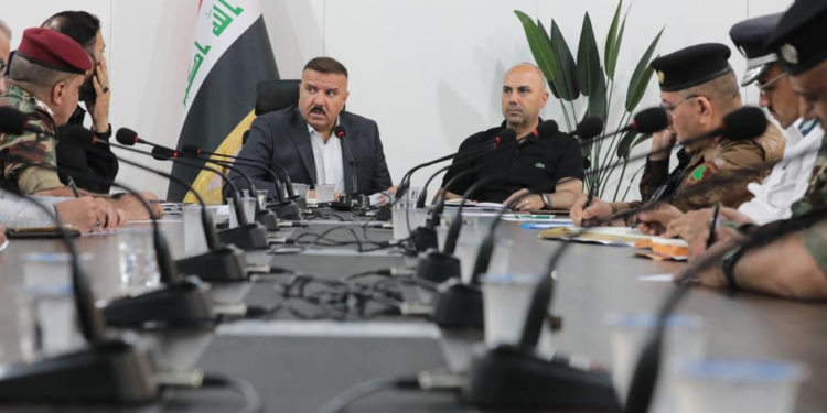 وزير الداخلية يعقد اجتماعاً مع محافظ النجف الأشرف وعدد من القادة