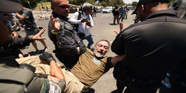 اسرائيل .. مواجهات واعتقالات خلال مظاهرة أمام منزل نتنياهو
