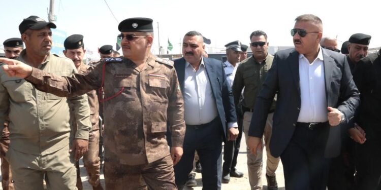 وزير الداخلية يتفقد طريق الزائرين بين (النجف وكربلاء)