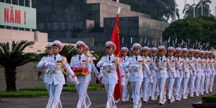 أمريكا تتــقرّب من فيتنام ,, وسط ترقب صيني