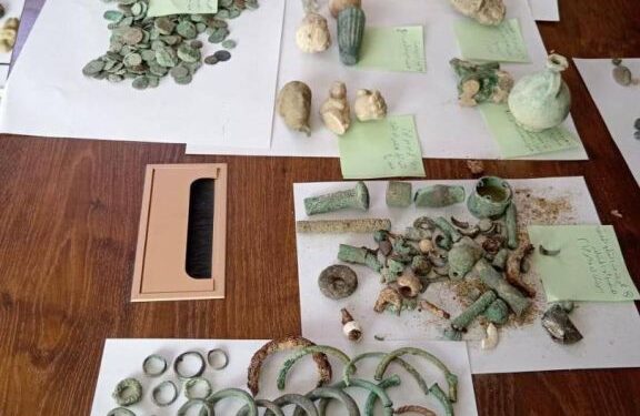 النجف.. مواطنون يسلّمون الثقافة 350 قطعة أثارية