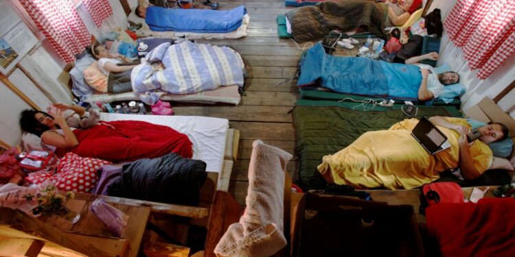 7 متسابقين يتنافسون للحصول على لقب (المواطن الأكثر كسلاً)