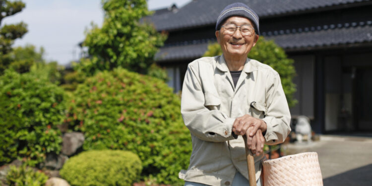 جزيرة أوكيناوا اليابانية ,, يعيـــش سكانها أكثر من 100 سنة