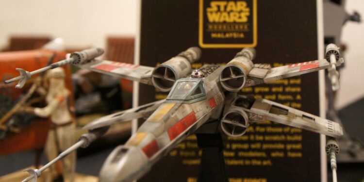 طرح نموذج من مقاتلة “إكس وينغ” الشهيرة بفيلم حرب النجوم للبيــــع في مزاد