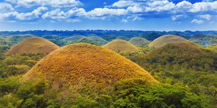 “تلال الشـــوكولاتة” أهم معالم الفلبيــن السياحية
