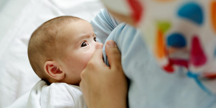 علماء يتوصلون إل (ســر تحفيز بكاء الرضيع) لخروج حليب الأم