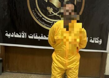 بغداد.. ضبط متهم بحوزته 75 ختما لمؤسسات الدولة ويتاجر بالأسلحة ويزور الوثائق