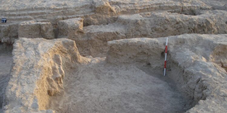 ميسان .. أعمال التنقيب أظهرت معبدا بيضويا وتمثال الاله (شودا) في تل ابو شيجة