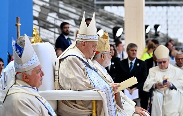 البابا فرنسيس يحض أوروبا على استضـــافة المهاجرين و “عدم اعتبارهم غُزاة”