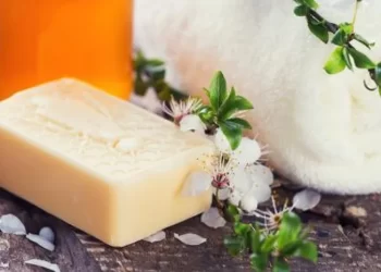 فيديو لصاحب شركة “منتجات تنظيف” يتناول الصابون لإرضاء العملاء