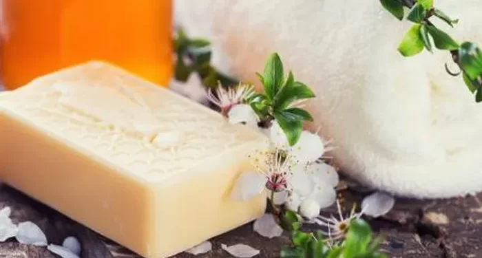 فيديو لصاحب شركة “منتجات تنظيف” يتناول الصابون لإرضاء العملاء