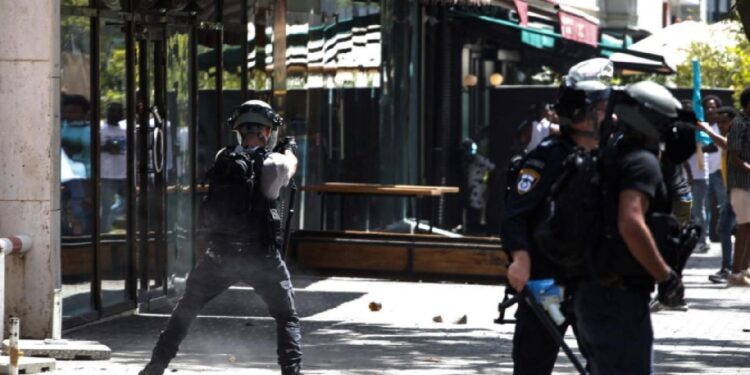 تل أبيب .. تتحول لساحة حرب ٫٫ 135 مصاباً في اشتباكات بين (إريتريين والشرطة الإسرائيلية)