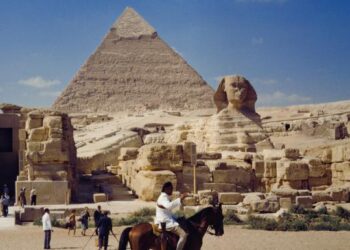 التنانين وأبو الهول والعنقاء في فرنسا