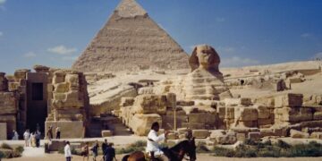 التنانين وأبو الهول والعنقاء في فرنسا