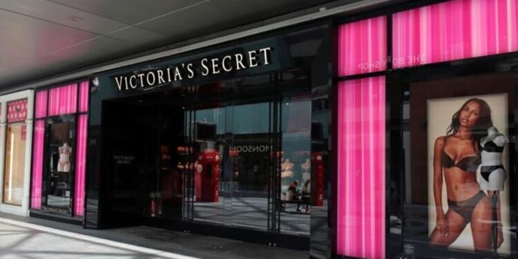 فيكتوريا سيكريت تعــود إلى “الملابس المثيرة” لـزيادة مبيعاتها