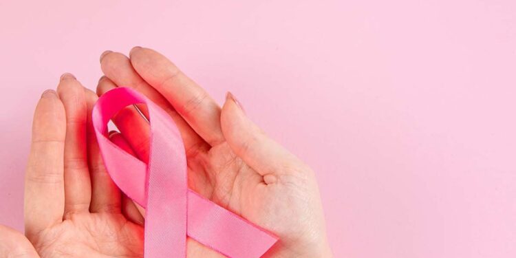 في الشهر العالمي للتوعية بسرطان الثدي .. هل من عوامل تزيد احتمال الإصابة به ؟