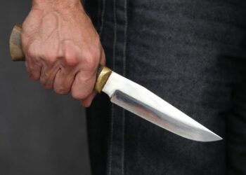 بعقوبة .. شاب يطعن طالبة بالسكين