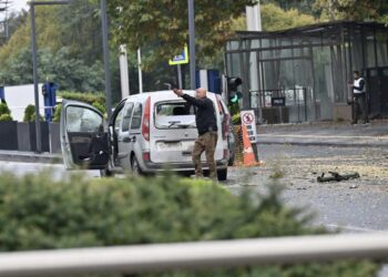 بالفيديو .. تعرض وزارة الداخلية التركية لهجوم مسلح