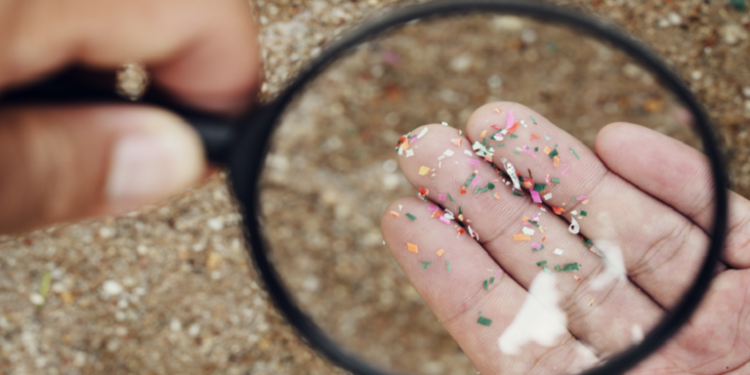 جزيئات من البلاستيك تسبب “هطول الأمطار البلاستيكية”