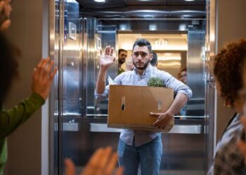 شركة إلكترونية تستغني عن 90% من فريقها مقابـــل “روبوت دردشة”