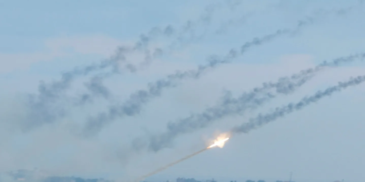 الجيش الاسرائيلي “يتأهب للحرب” بعد اطلاق عدة صواريخ من غزة