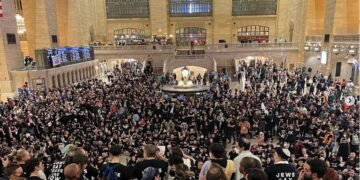 نيويورك .. تظاهرة يهودية داعمــــة لغزة تغلق محطة نقل رئيسية