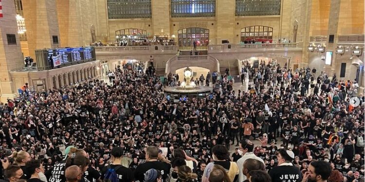 نيويورك .. تظاهرة يهودية داعمــــة لغزة تغلق محطة نقل رئيسية