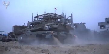 بدأ هجوماً برياً كاملاً على غزة ومعارك شرسة على محاوره