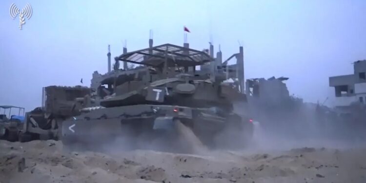 بدأ هجوماً برياً كاملاً على غزة ومعارك شرسة على محاوره