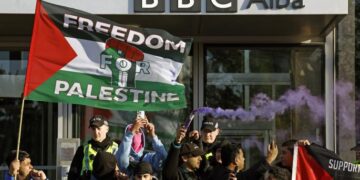غضب يجتاح صحافيين في “BBC” بسبب انحيازها لإسرائيل في حرب غزة