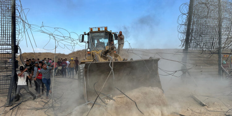 “الجدار الحديدي” الذي اخترقه الفلسطينيون بسهولة … تكلفته فاقت مليار $